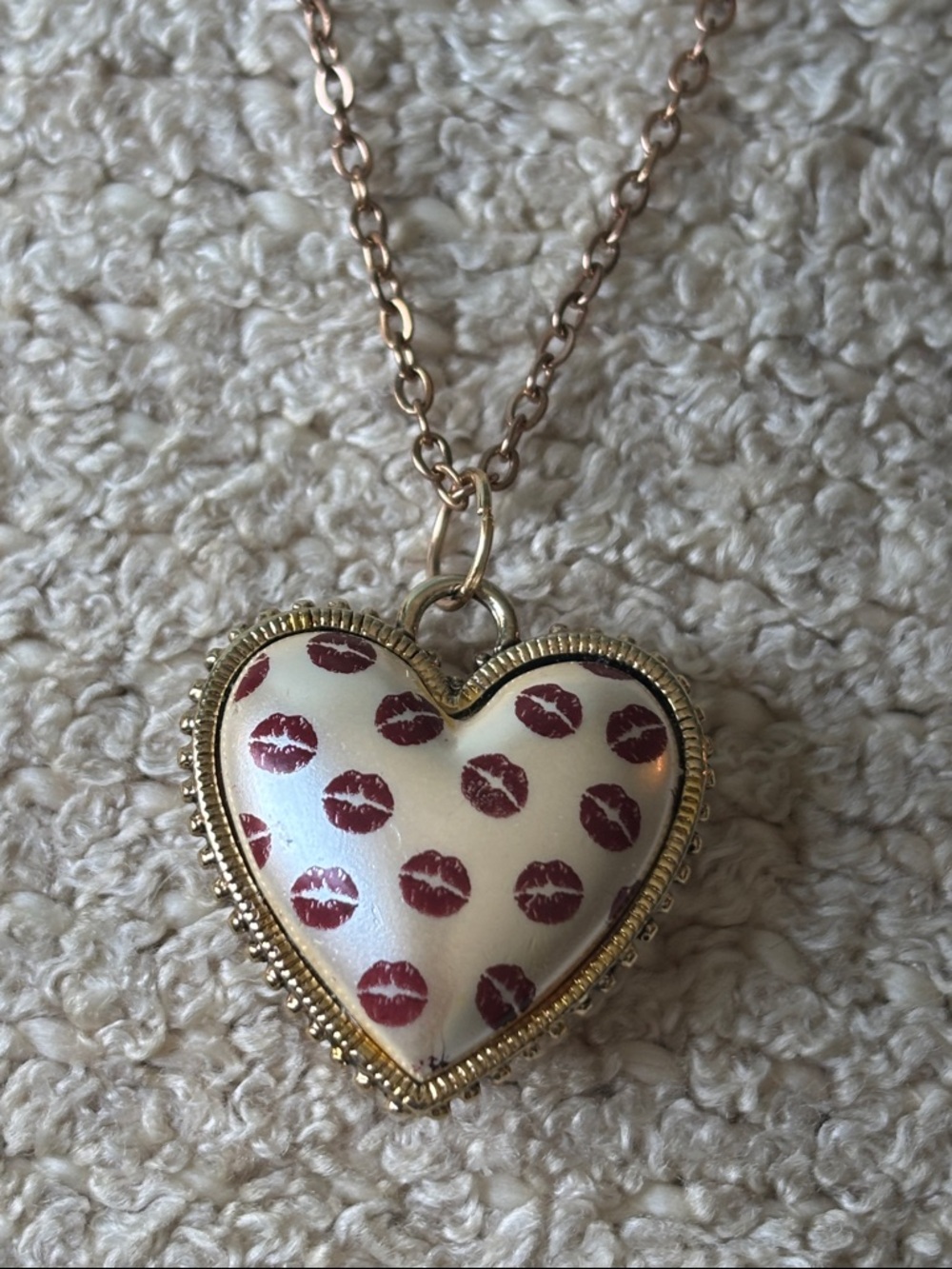 ⚫️Brand New Heart shaped Pendant Necklace With Red Lips